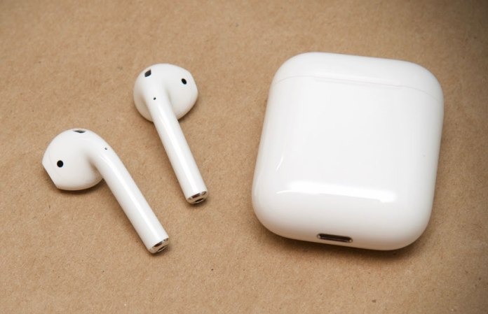 Tai nghe và hộp sạc Airpods