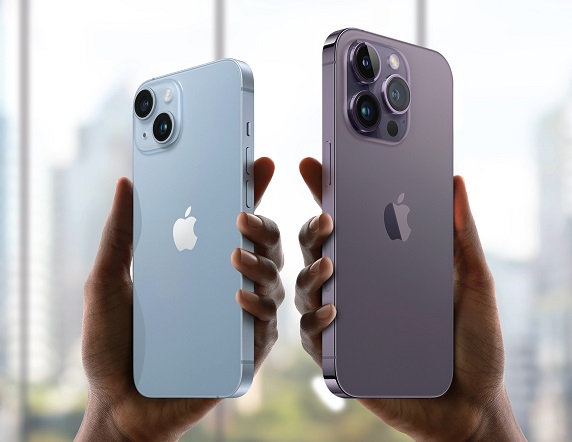 Trọng lượng và khung viền giữa iPhone 14 và iPhone 14 Pro có sự khác biệt
